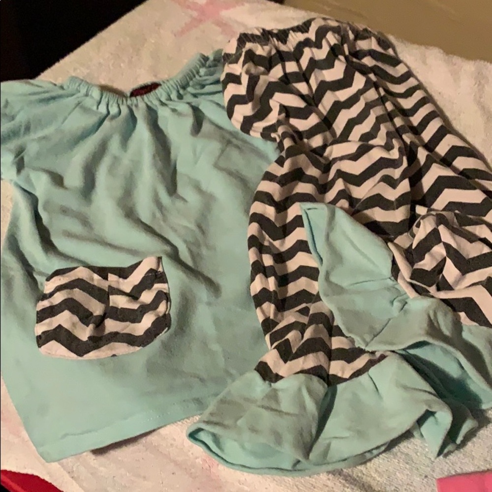 2- Pc Chevron Top/Bottoms Set!